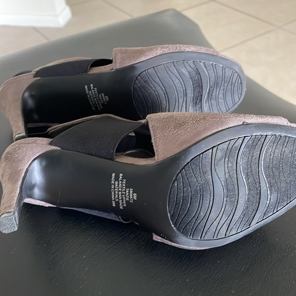 IMPO Women’s Suede Heels - Picture 11 of 11